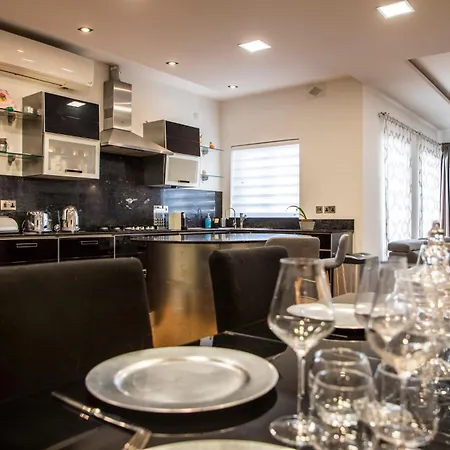 With Luxurious Pool 5 Mins Walk From The Beach Apartment *