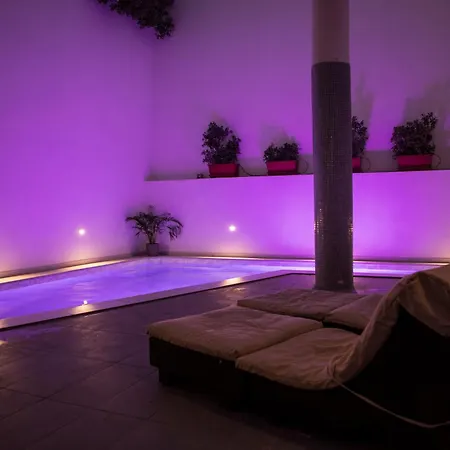 With Luxurious Pool 5 Mins Walk From The Beach Apartment