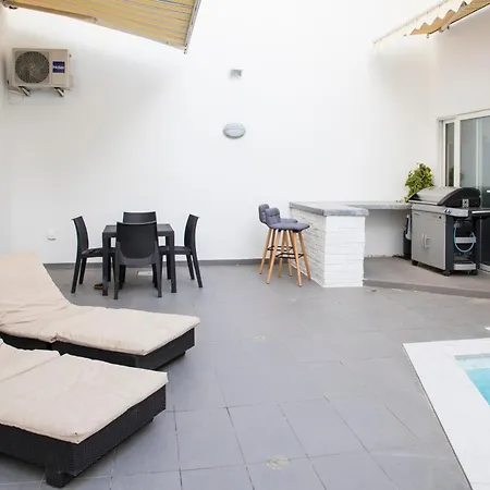With Luxurious Pool 5 Mins Walk From The Beach Apartment