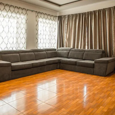 Apartment With Luxurious Pool 5 Mins Walk From The Beach *