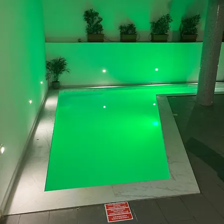 With Luxurious Pool 5 Mins Walk From The Beach Apartment *