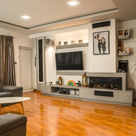 Apartment With Luxurious Pool 5 Mins Walk From The Beach