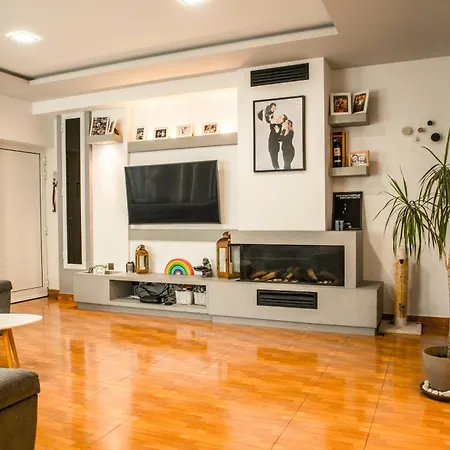 With Luxurious Pool 5 Mins Walk From The Beach Apartment