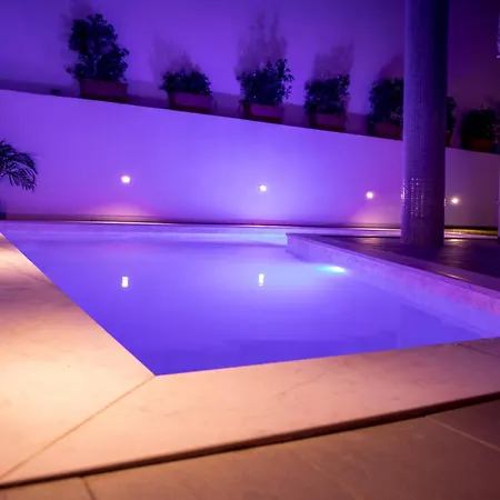 Apartment With Luxurious Pool 5 Mins Walk From The Beach *
