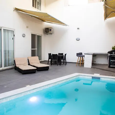 With Luxurious Pool 5 Mins Walk From The Beach Apartment