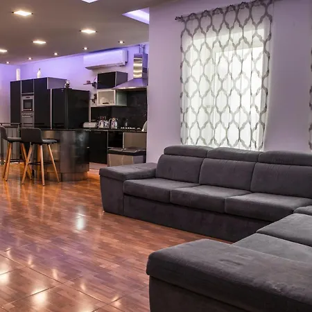 With Luxurious Pool 5 Mins Walk From The Beach Apartment *