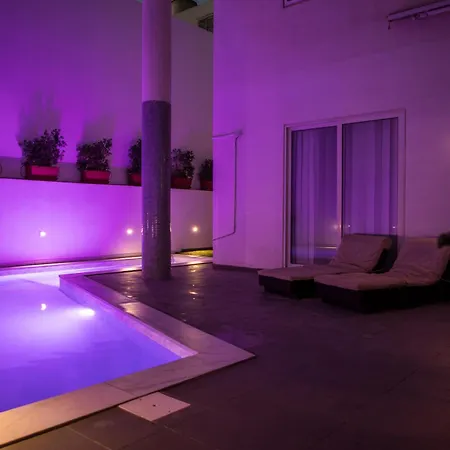 Apartment With Luxurious Pool 5 Mins Walk From The Beach