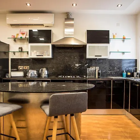 With Luxurious Pool 5 Mins Walk From The Beach Apartment