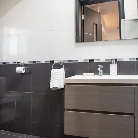 With Luxurious Pool 5 Mins Walk From The Beach Apartment *