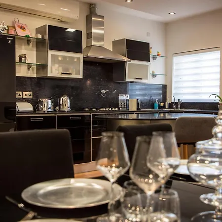 With Luxurious Pool 5 Mins Walk From The Beach