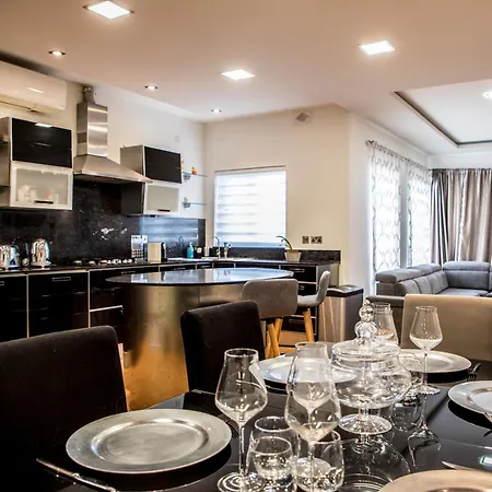Apartment With Luxurious Pool 5 Mins Walk From The Beach