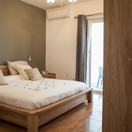 With Luxurious Pool 5 Mins Walk From The Beach Naxxar