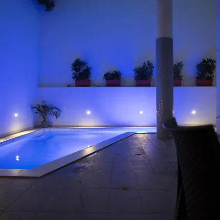 Apartment With Luxurious Pool 5 Mins Walk From The Beach *