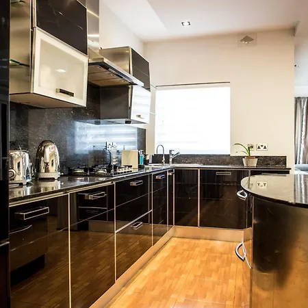 With Luxurious Pool 5 Mins Walk From The Beach *