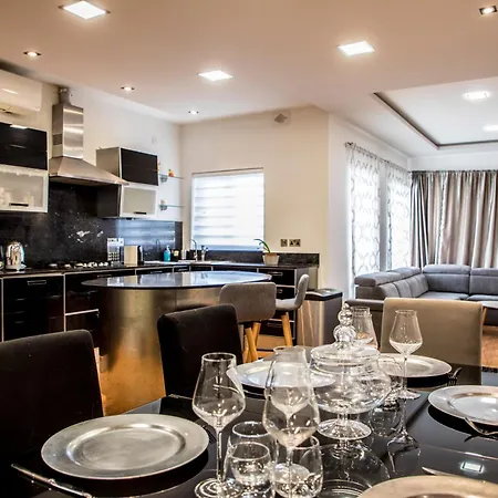 Apartment With Luxurious Pool 5 Mins Walk From The Beach Naxxar