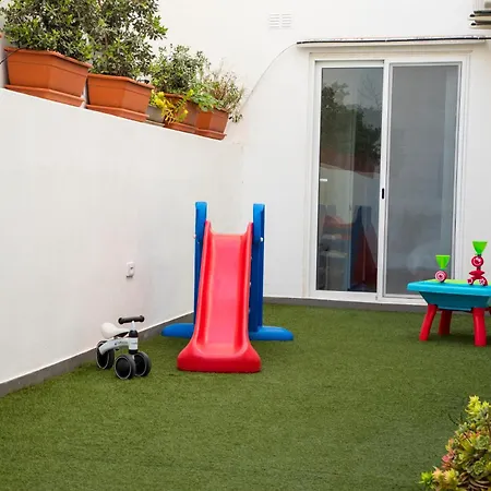 With Luxurious Pool 5 Mins Walk From The Beach Apartment *