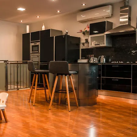 With Luxurious Pool 5 Mins Walk From The Beach *